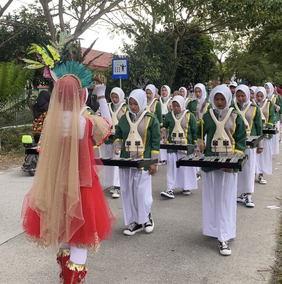 GEMA KARYA SENI: DRUMBAND MA RAHMATULLAH TAMPIL MEMUKAU DALAM PARADE TINGKAT KECAMATAN